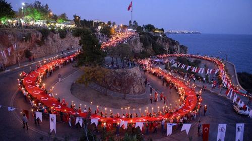 Antalya'da '19 Mayıs' coşkusu; binlerce kişiyle 'fener alayı' düzenlendi