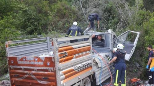 Antalya'da kamyonetin freni boşaldı: 2 ölü, 1 yaralı