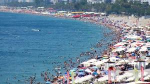 Antalya’da bayramın üçüncü günü de sahiller dolup taştı