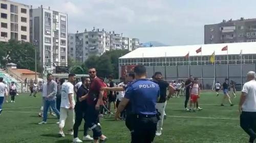 Taraftar Sahada Kadın Futbolculara Saldırdı 